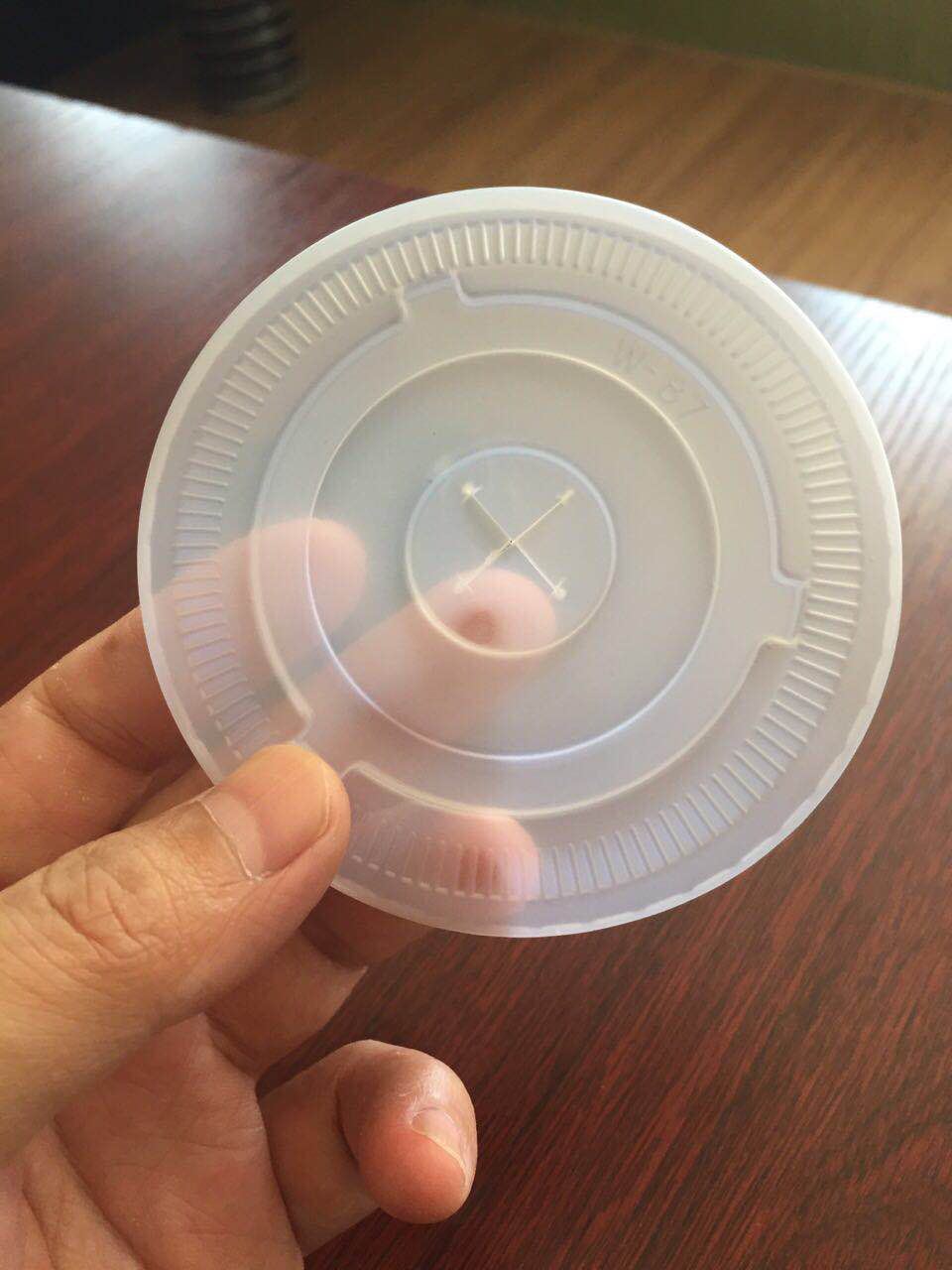 透明奶茶蓋別盲目加填充母料 食品級這關(guān)必須過