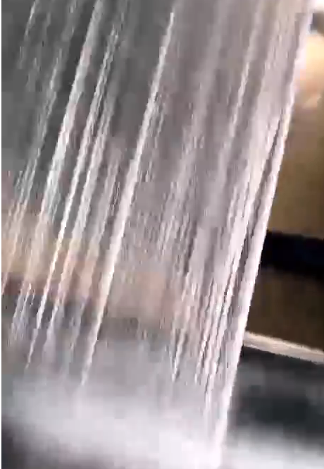  吹膜過程中添加吹膜填充母料膜上有皺痕是什么原因？